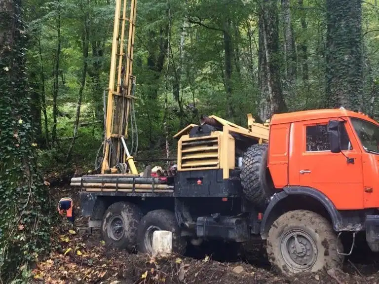 Буровая установка на базе КАМАЗа на лесной площадке